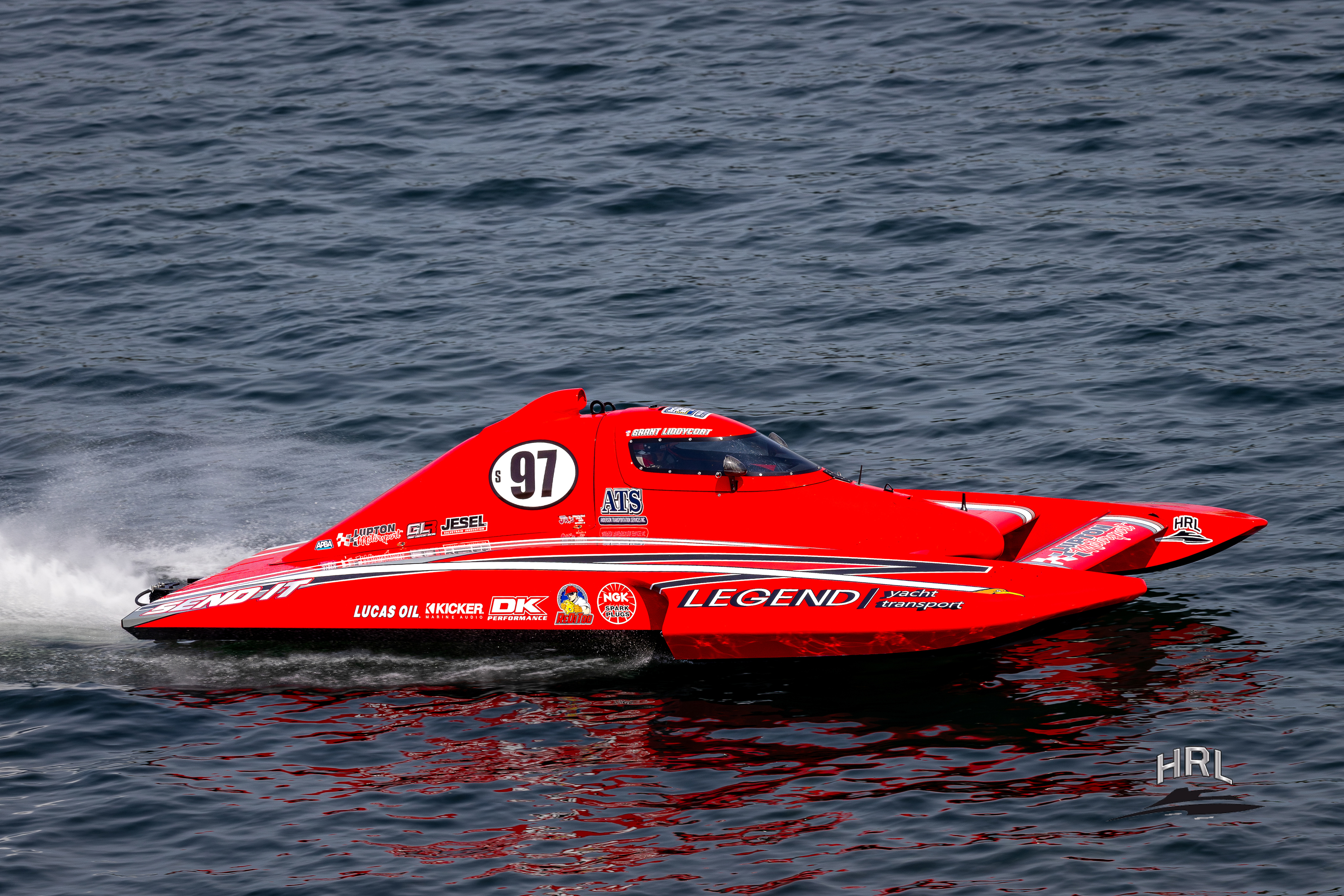Bateau de course rouge sur l'eau