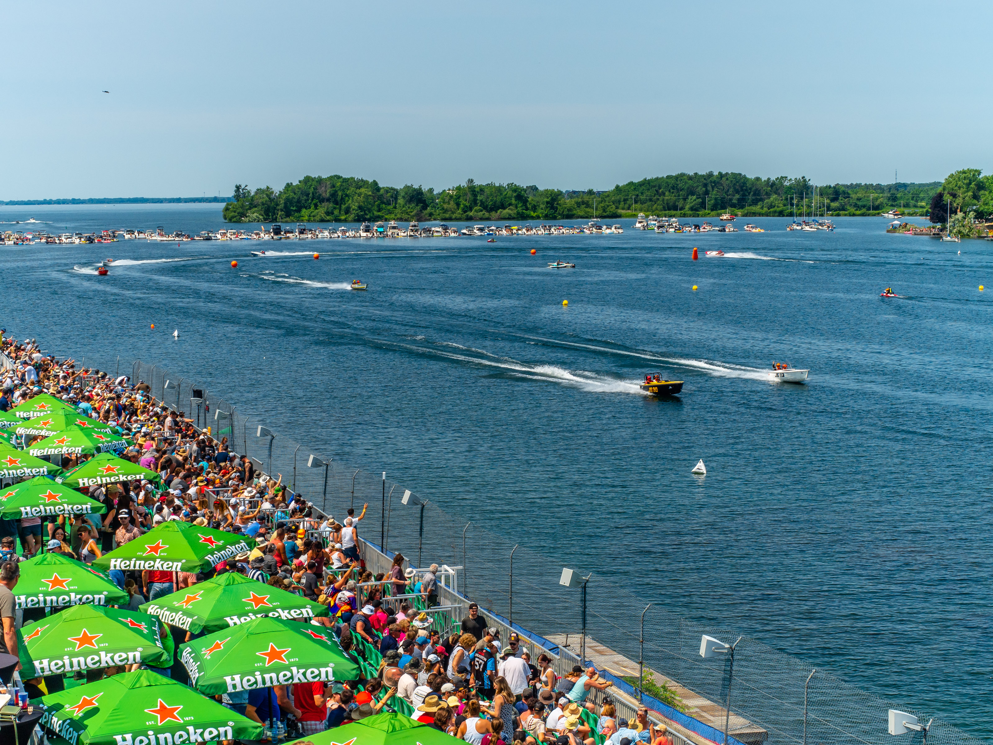Estrades et bateaux de course