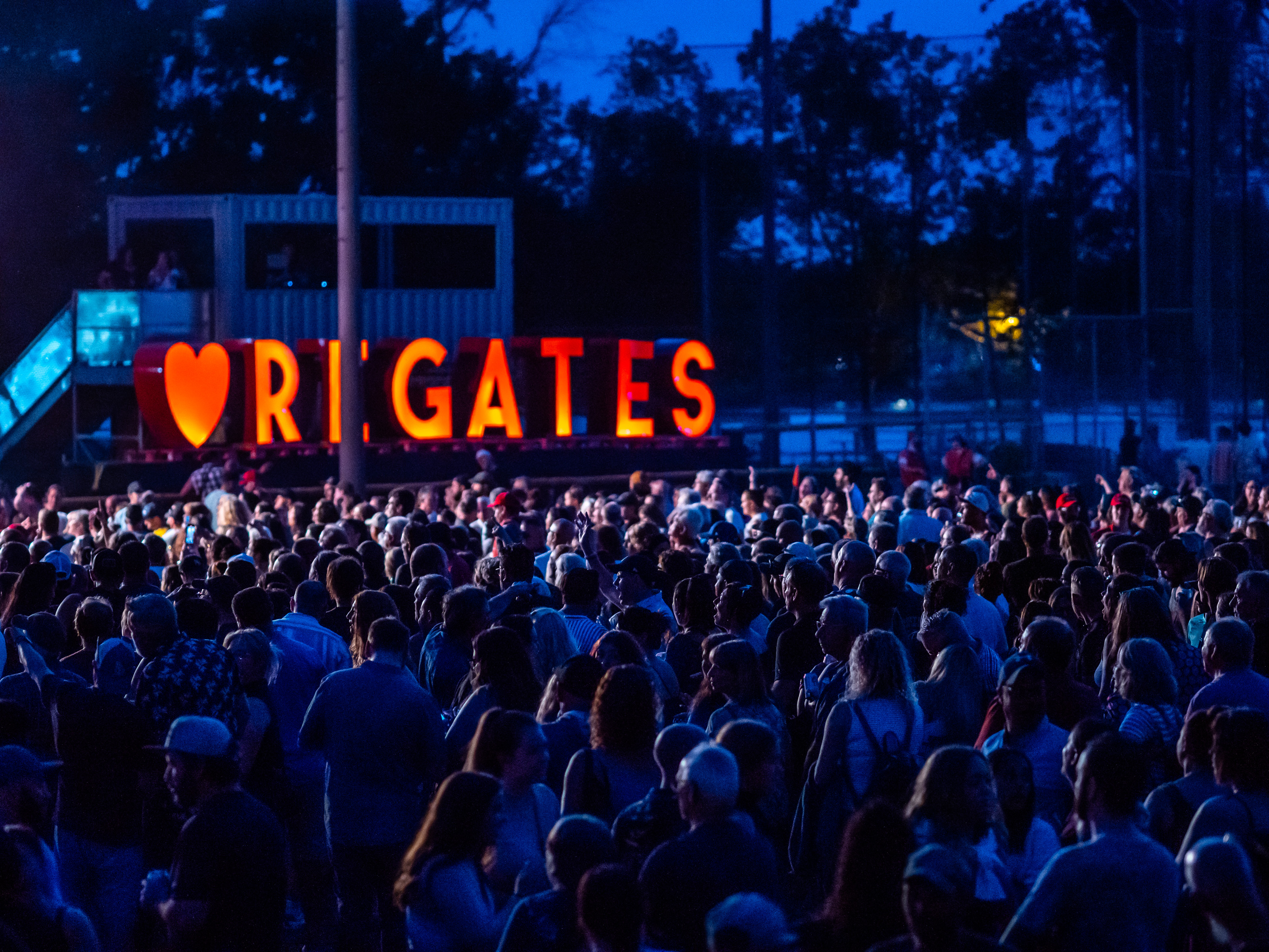 Foule devant le néon Régates